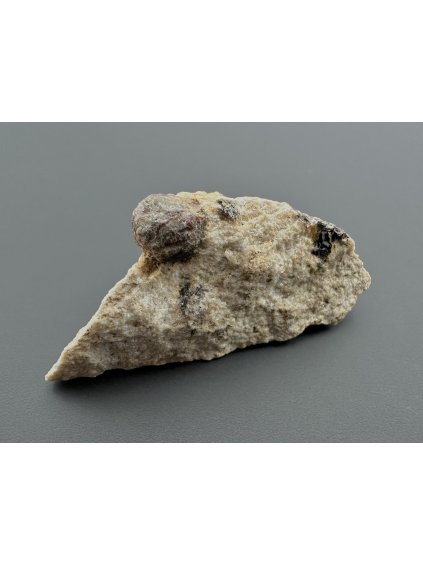 Granat (Almandin) – Malenice, CZ