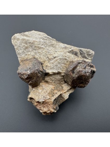 Granat (Almandin) – Malenice, CZ