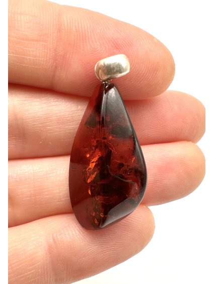 Stříbrný přívěsek z jantaru