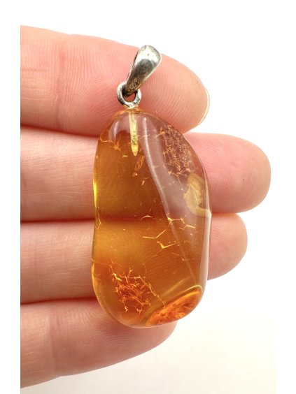 Stříbrný přívěsek z jantaru