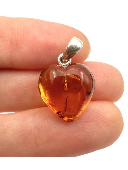 Stříbrný přívěsek z jantaru