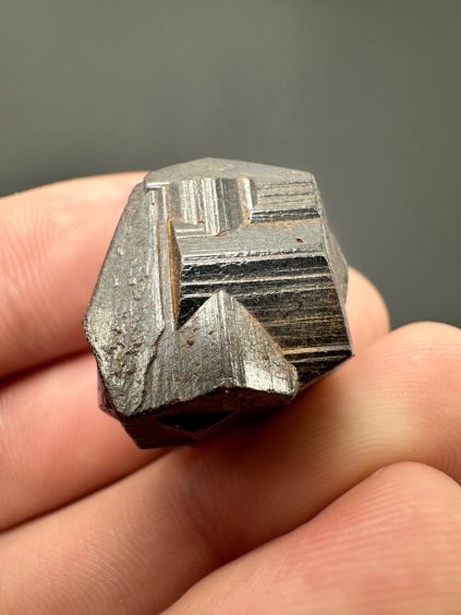 „Pyrit-Eisenkreuz“ – Pseudomorphose von Goethit nach Pyrit – Kolumbien