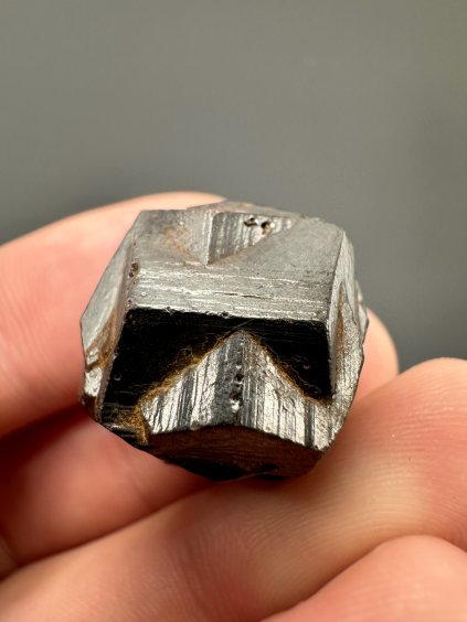 "Pyritový železný kříž" – Pseudomorfóza goethitu po pyritu – Kolumbie