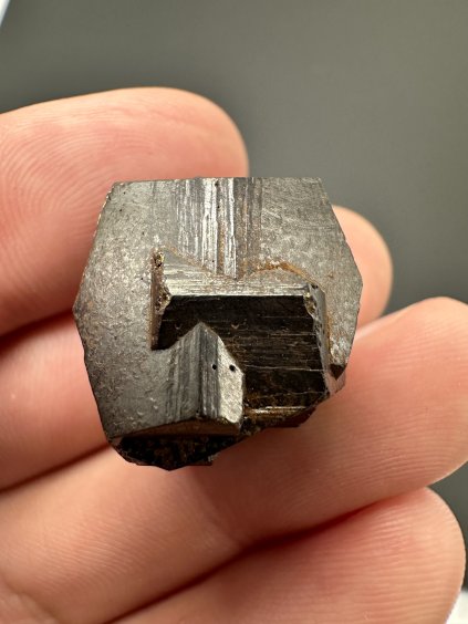 "Pyritový železný kříž" – Pseudomorfóza goethitu po pyritu – Kolumbie