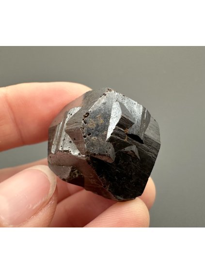 „Pyrit-Eisenkreuz“ – Pseudomorphose von Goethit nach Pyrit – Kolumbien