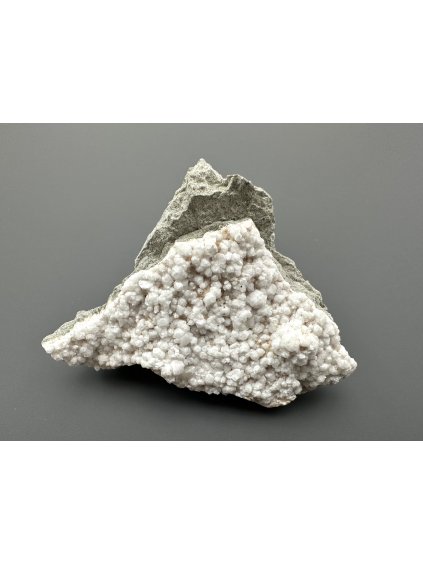 Apophyllite, Natrolite – Marianska Skala v Usti nad Labem, CZ