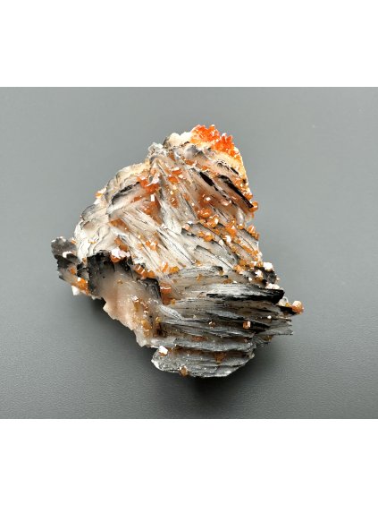 Vanadinite with baryte and manganese salts – Morocco