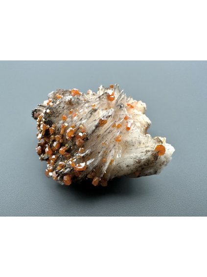 Vanadinite with baryte and manganese salts – Morocco