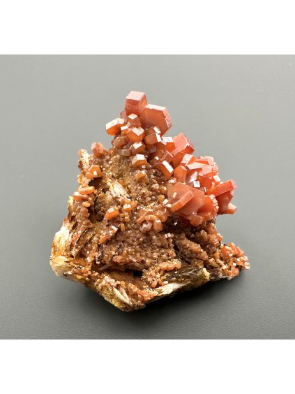 Vanadinite with baryte and manganese salts – Morocco