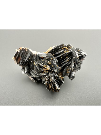 Vanadinite with baryte and manganese salts – Morocco