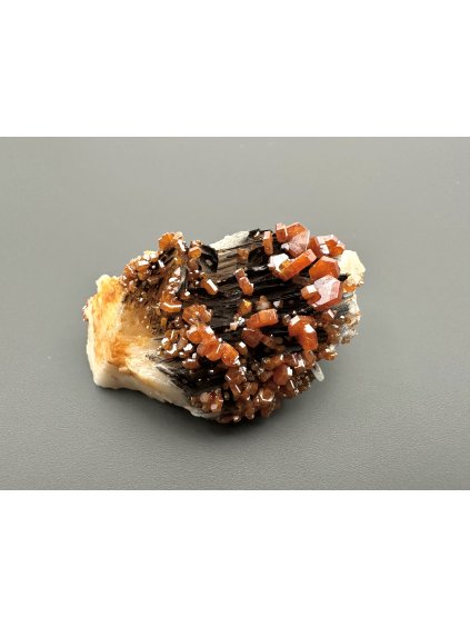 Vanadinite with baryte and manganese salts – Morocco