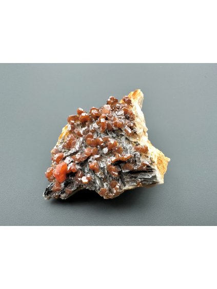 Vanadinite with baryte and manganese salts – Morocco