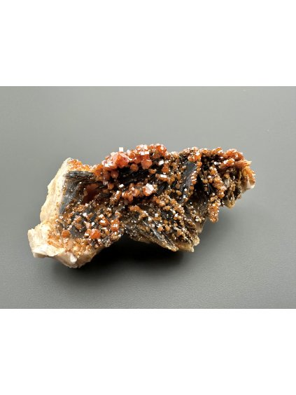 Vanadinite with baryte and manganese salts – Morocco