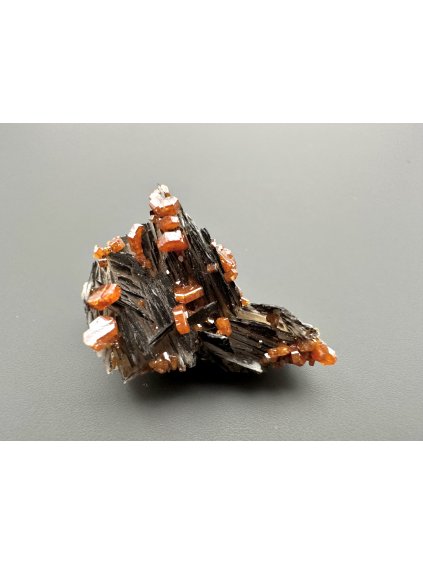 Vanadinite with baryte and manganese salts – Morocco