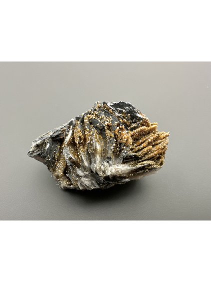 Vanadinite with baryte and manganese salts – Morocco