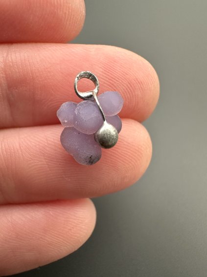 Přívěsek z hroznového chalcedonu