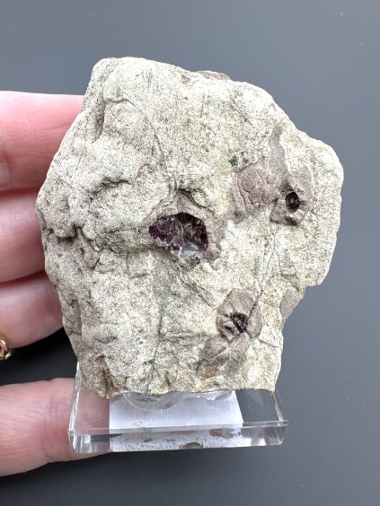 Pyrop v serpentinitu – Wanzenau, Rakousko