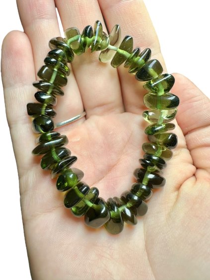 Armband aus getrommelten Moldaviten