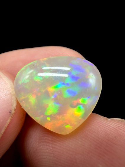 Drahý opál – Kabošon 7,4ct – Welo, Etiopie