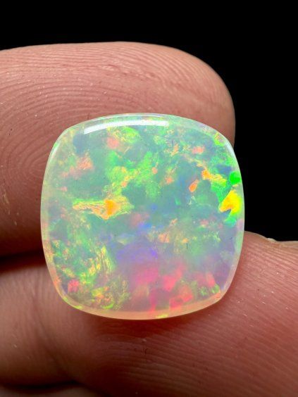Drahý opál – Kabošon 4,7ct – Welo, Etiopie