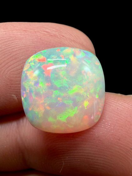 Drahý opál – Kabošon 4,7ct – Welo, Etiopie