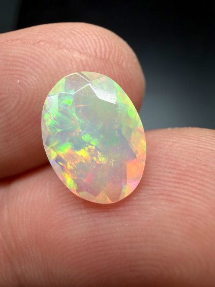 Broušený drahý opál 1,8ct – Welo, Etiopie
