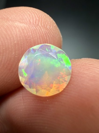 Broušený drahý opál 0,9ct – Welo, Etiopie