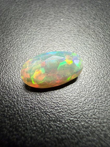 Broušený drahý opál 1,5ct – Welo, Etiopie