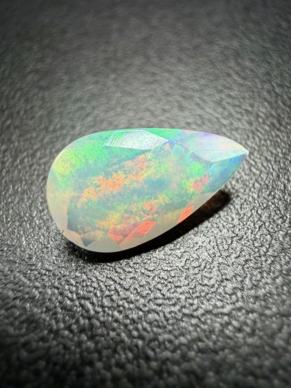 Faceted precious opal – Welo, Ethiopia
