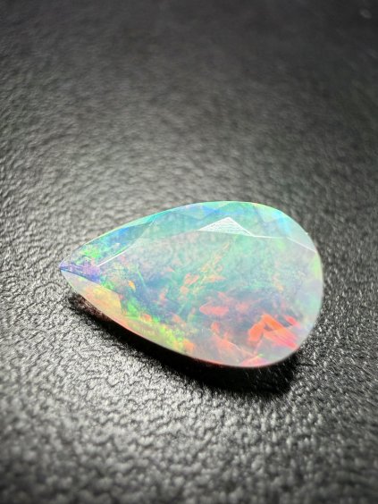 Faceted precious opal – Welo, Ethiopia