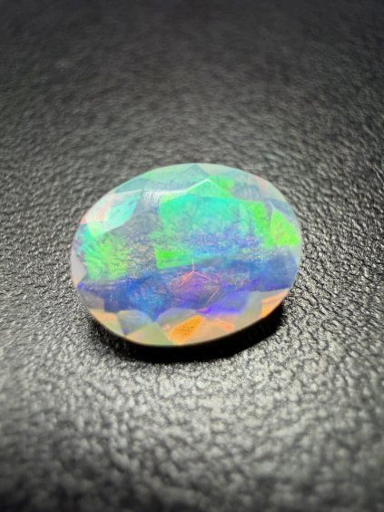 Geschliffener Edelopal 0,94ct – Welo, Äthiopien