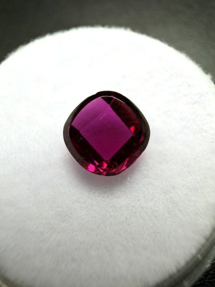 Broušený granát 1,22ct – Almandin – Indie