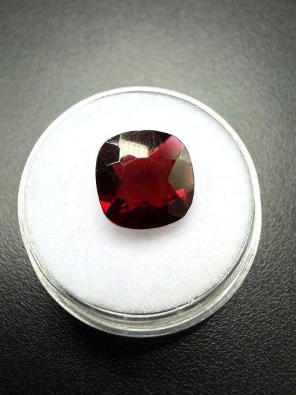 Faceted garnet 3,71ct – Almandine – India