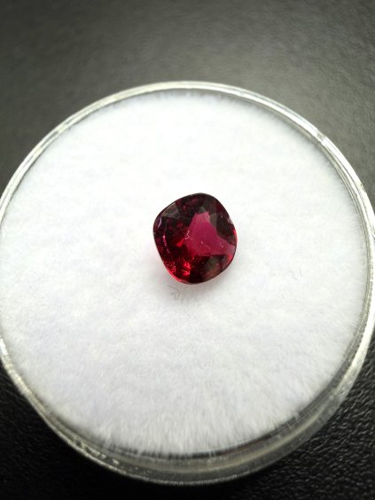 Faceted garnet 0,72ct – Almandine – India