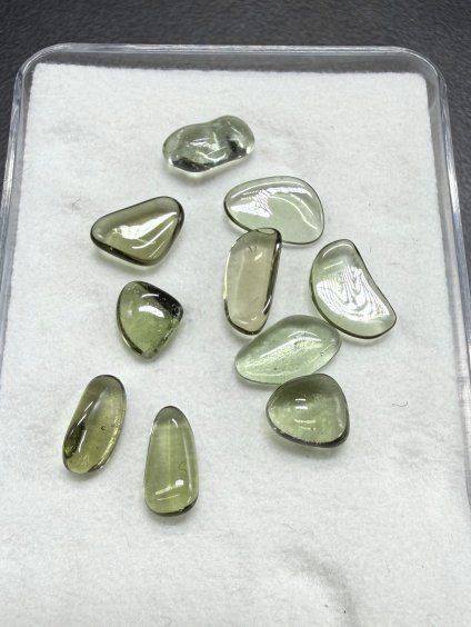 Tumbled moldavite in a box, 0,1-0,4ct – random piece