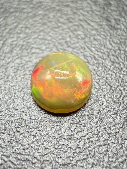 Precious opal cabochon 0,32ct – Welo, Ethiopia