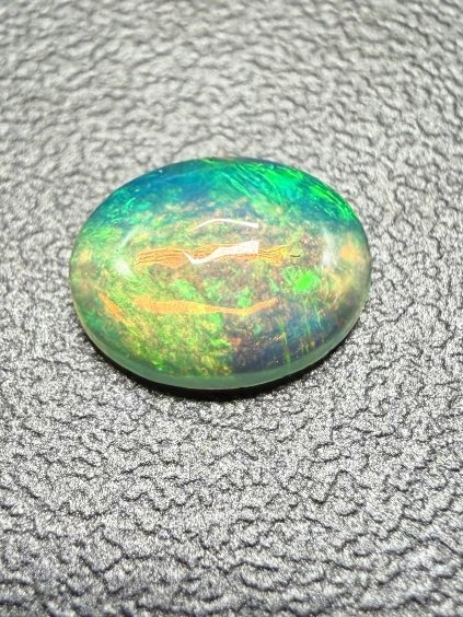 Drahý opál 0,37ct – Kabošon – Welo, Etiopie