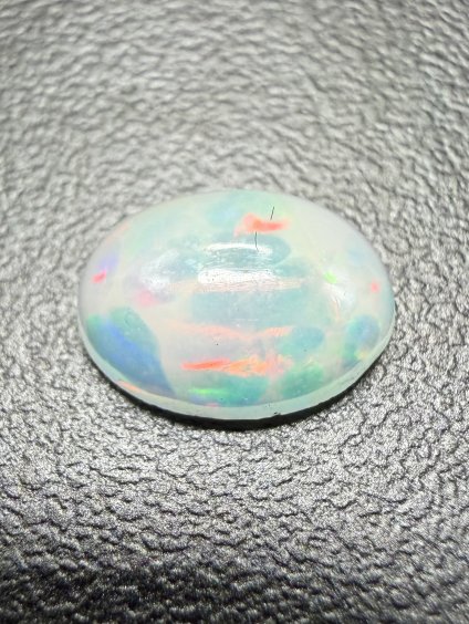 Precious opal cabochon 0,7ct – Welo, Ethiopia
