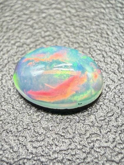 Precious opal cabochon 0,31ct – Welo, Ethiopia