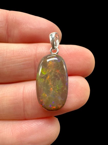 Silberanhänger mit facettiertem Edelopal