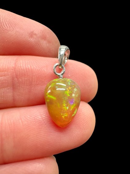 Silberanhänger mit facettiertem Edelopal