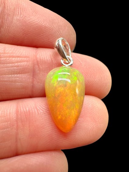 Stříbrný přívěsek z broušeného drahého opálu