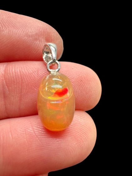 Silberanhänger mit facettiertem Edelopal