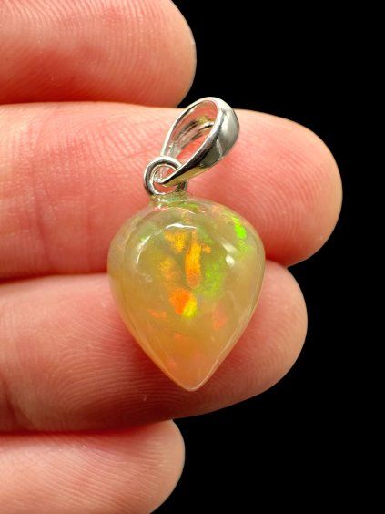 Silberanhänger mit facettiertem Edelopal