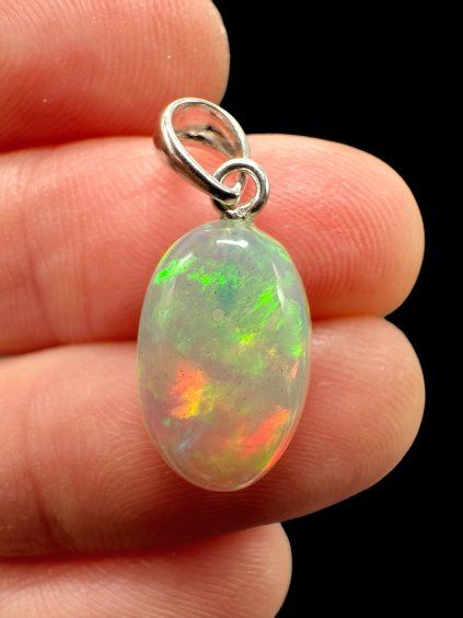 Silberanhänger mit facettiertem Edelopal