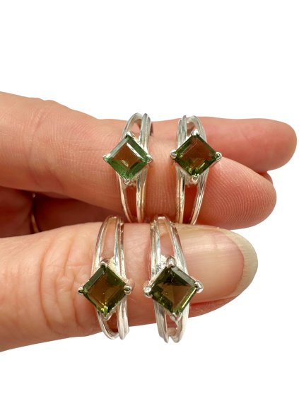 4 silver rings, size 56, with cut moldavites