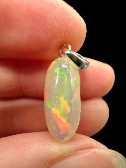 Silberanhänger mit facettiertem Edelopal