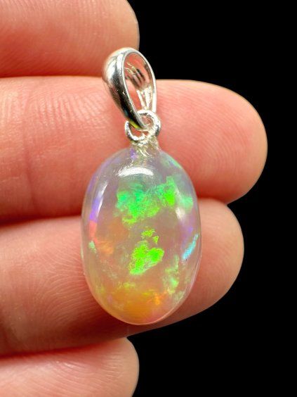 Silberanhänger mit facettiertem Edelopal