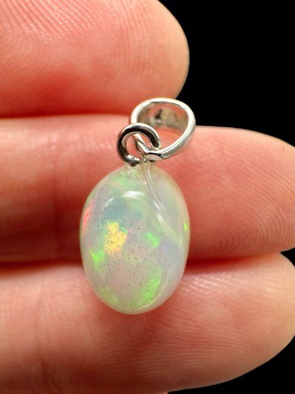 Silberanhänger mit facettiertem Edelopal