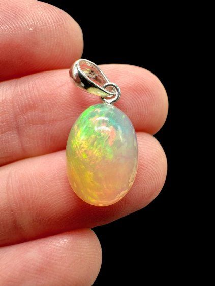 Silberanhänger mit facettiertem Edelopal